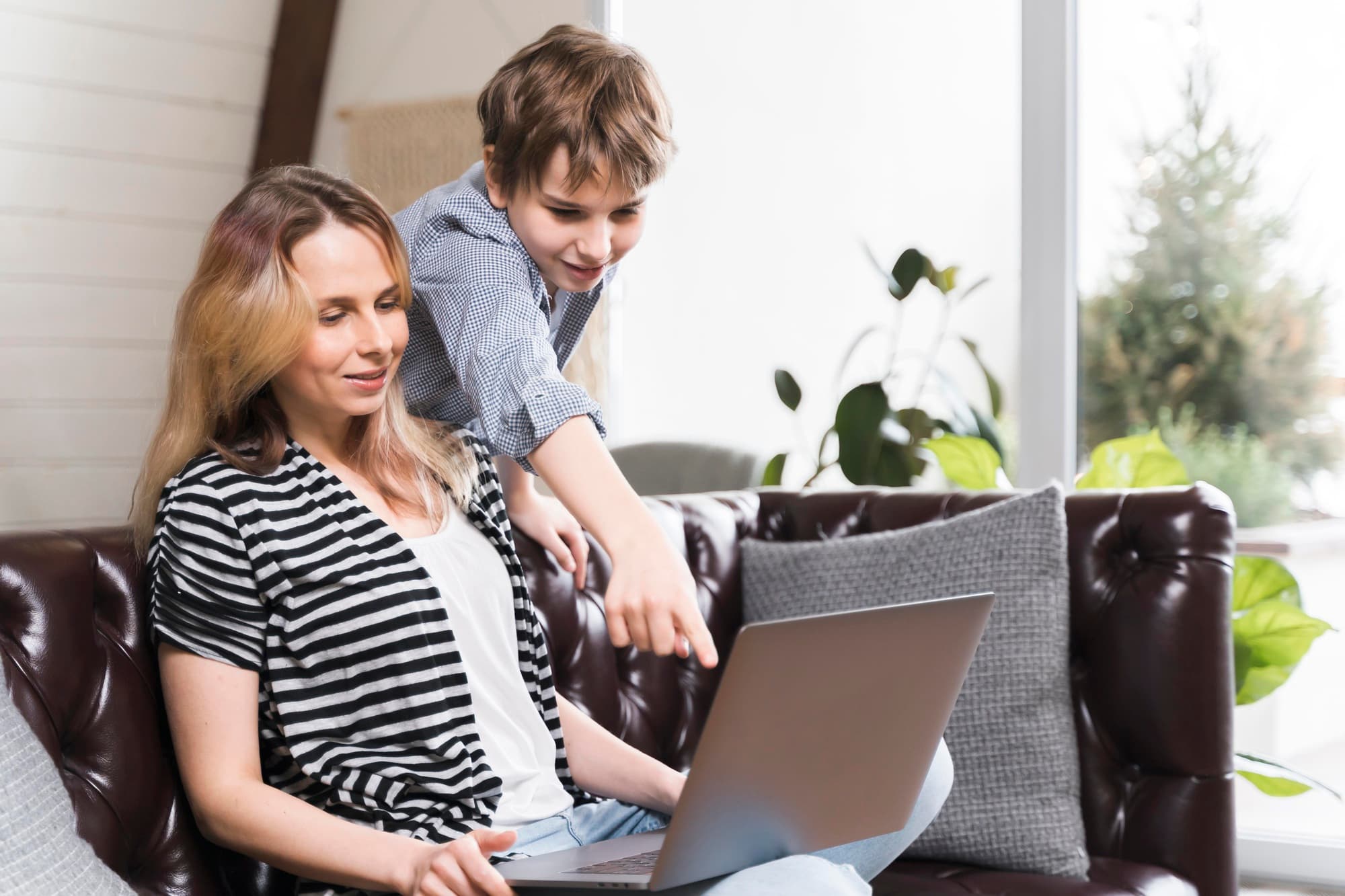 Enfant et mère devant un ordinateur cherchant un mini-stage