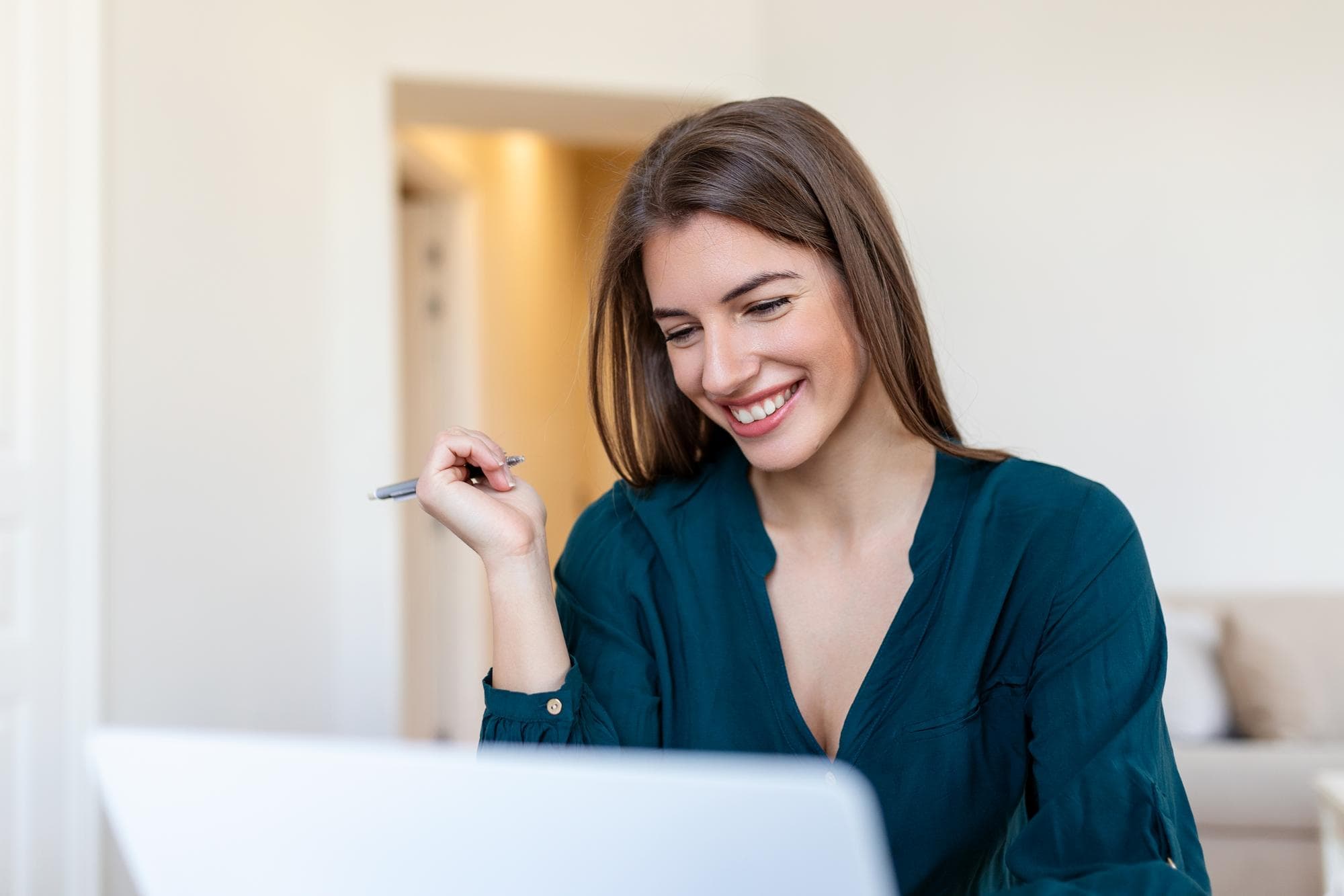 Femme souriante devant un ordinateur