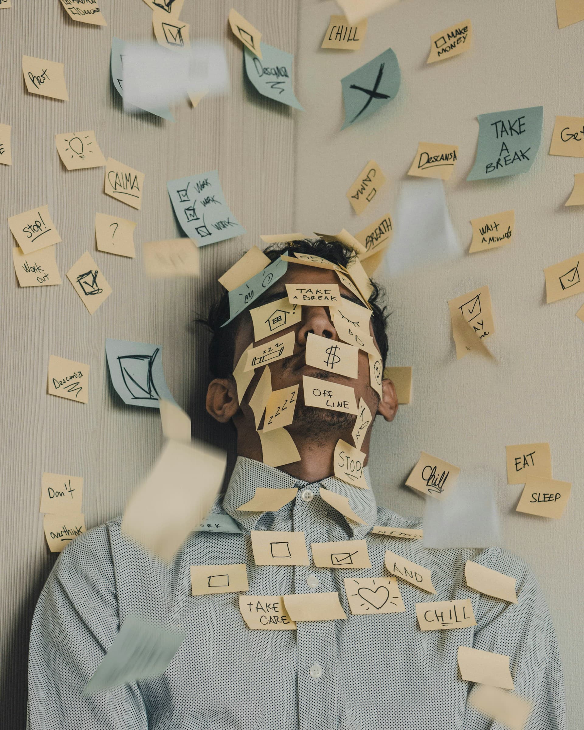 Homme fatigué avec des post-its sur la tête