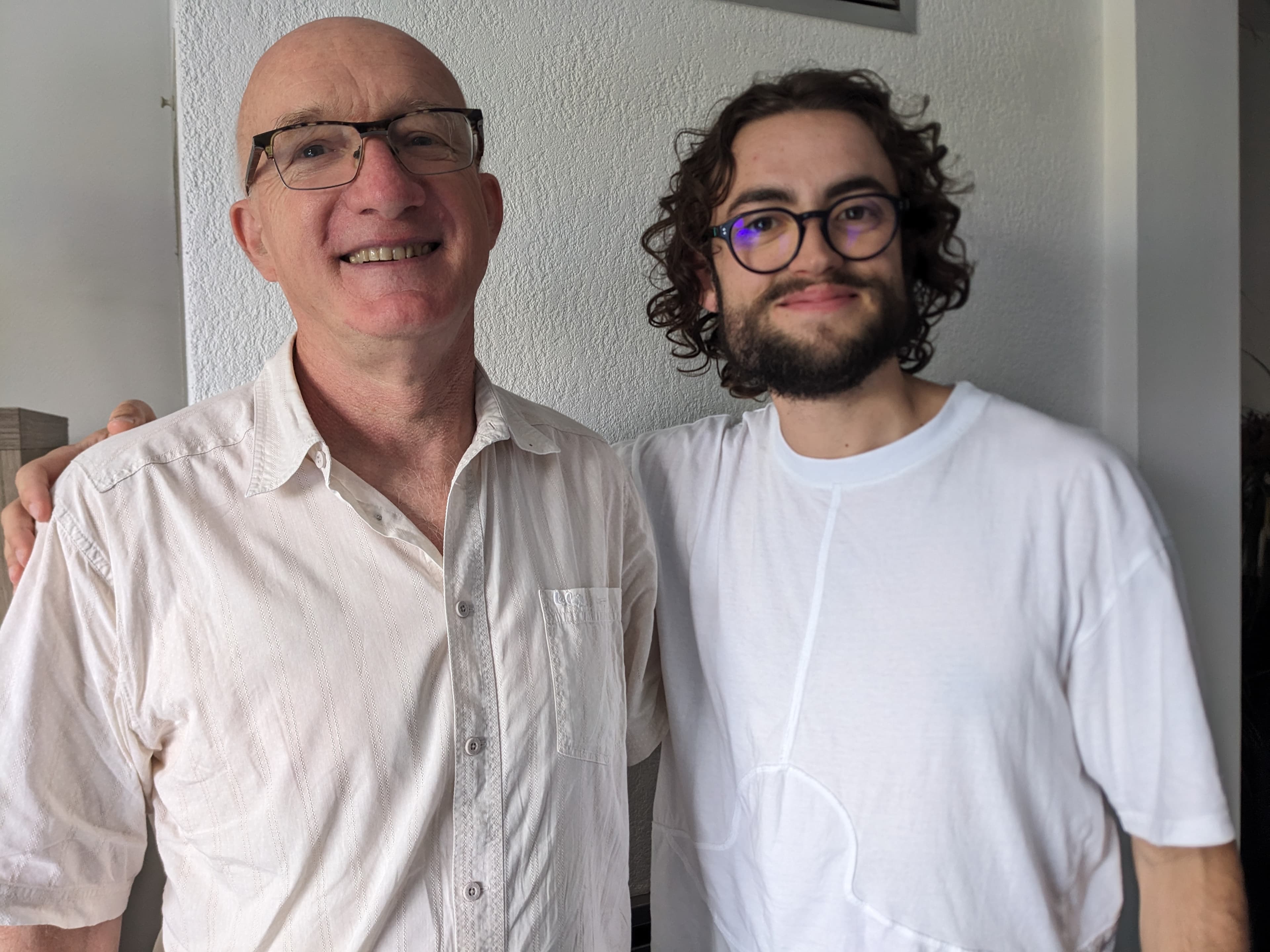 Femme souriant marchant dans un bureau, un ordinateur portable sous le bras